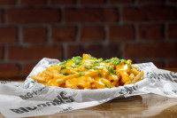 Tiki Papas Fritas con Cheddar